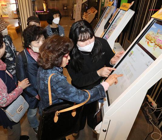 “디지털서 소외되지 않도록”…교육부, 성인 문해교육 확대