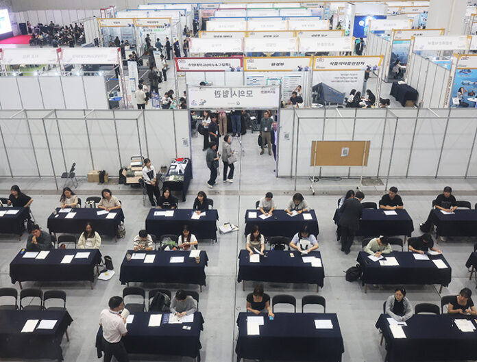 공무원 모의시험 치르는 관람객들